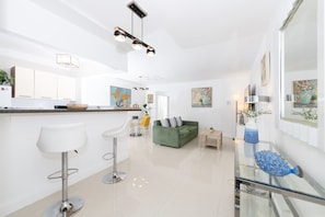 Apartemen Tradisional | Area keluarga | TV layar datar