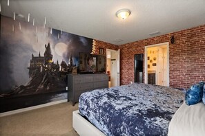 5 bedrooms, iron/ironing board, WiFi, bed sheets