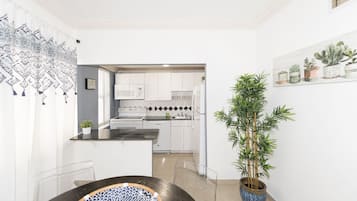 Classic-lejlighed - 1 soveværelse | Privat køkken | Mikrobølgeovn, ovn, rengøringsmidler