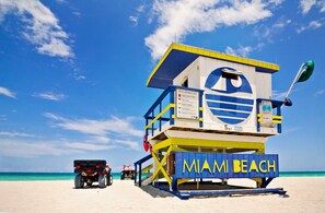 Une tour de surveillance de plage portant l’inscription « MIAMI BEACH ».