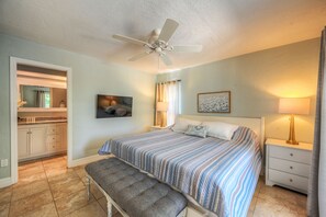 3 bedrooms, in-room safe, iron/ironing board, travel crib - Pool/Spa Home biking distance to the beach! (Naples)