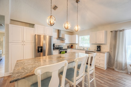 Pool/Spa Home biking distance to the beach!