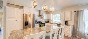 Pool/Spa Home biking distance to the beach!