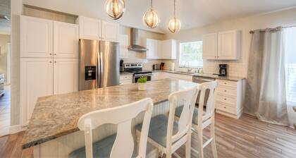 Pool/Spa Home biking distance to the beach!