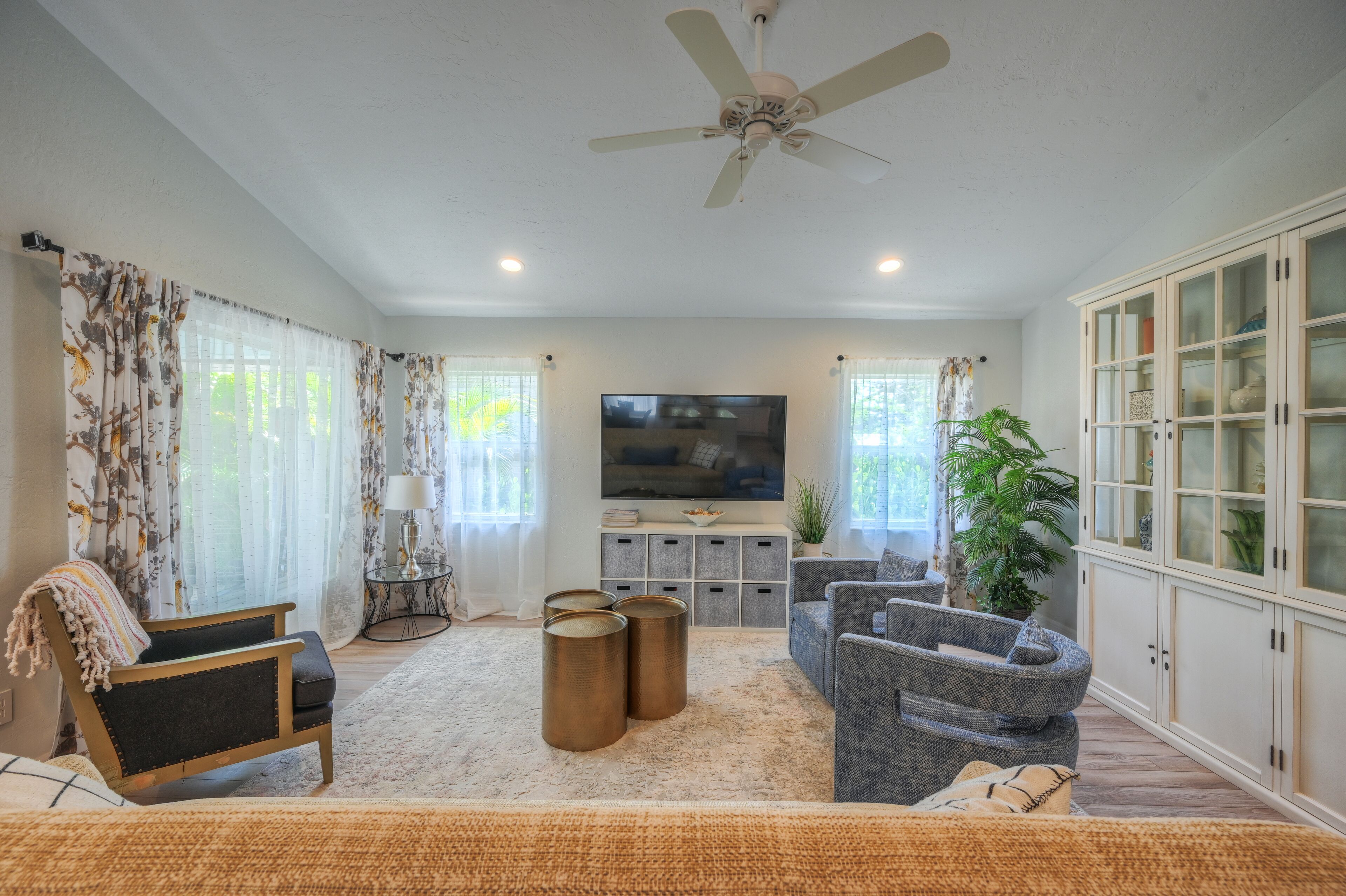 Smart-TV, Tischfußball, Tischtennisplatte, Bücher