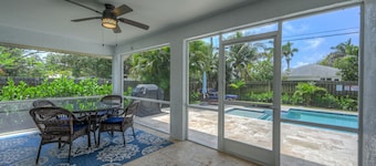 Pool/Spa Home biking distance to the beach!