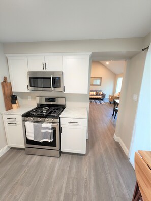 Een koelkast, een microgolfoven, een oven, een kookplaat