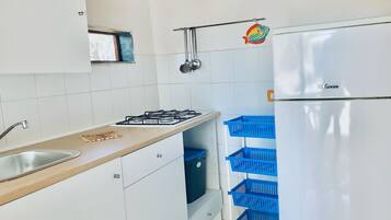 Frigorifero, forno, piano cottura, pentole/stoviglie/utensili