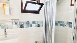 A bathroom with a sink, bidet, and shower. - Blue Med Smurf, Palinuro, Cilento (Palinuro)