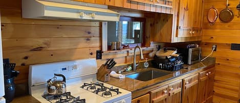 Réfrigérateur, four à micro-ondes, un four, surface de cuisson