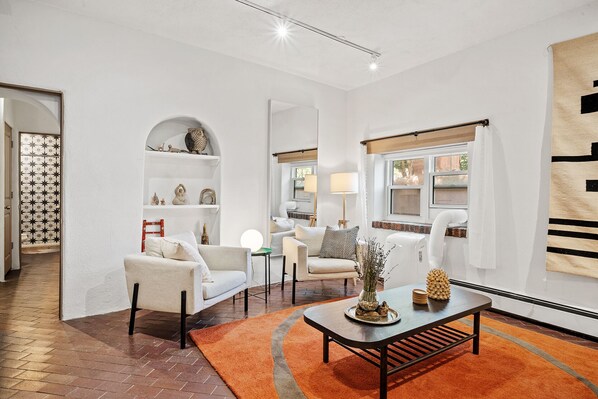 Interior - Cozy and Convenient Downtown Adobe - 5 Min to Plaza (Santa Fe)