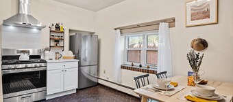 Cozy and Convenient Downtown Adobe - 5 Min to Plaza