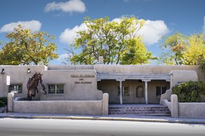 Exterior - Cozy and Convenient Downtown Adobe - 5 Min to Plaza (Santa Fe)