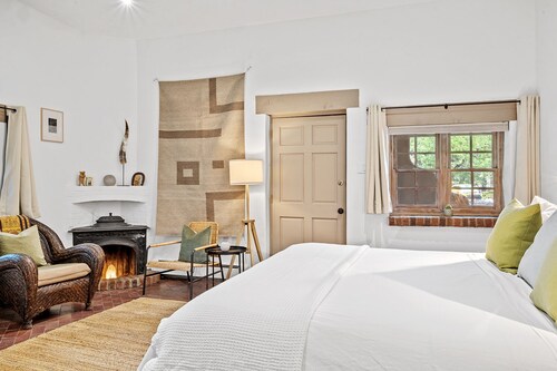 Cozy and Convenient Downtown Adobe - 5 Min to Plaza