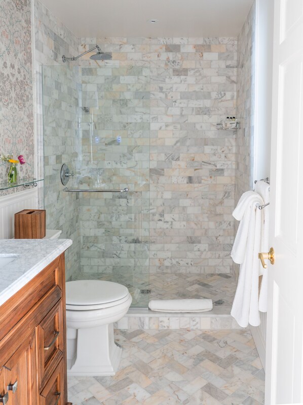 A bathroom with a shower, toilet, and vanity. - The Millbrook Inn (Millbrook)