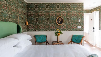 Luxury Room 3 - The William, 1 King Bed, Bathtub | Ropa de cama de alta calidad, edredón y decoración personalizada