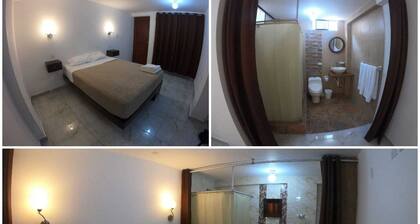 Habitación con entrada independiente, baño privado y cama queen