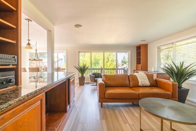 EV Charger Walk to Lake/ Minutes from Marymoor/Downtown/Seattle