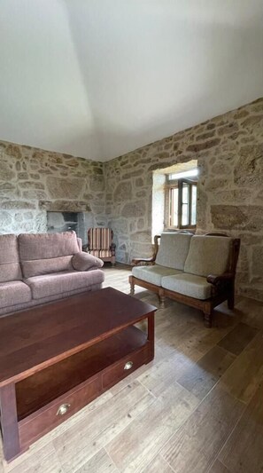 Smart-tv, ett bordtennisbord och böcker