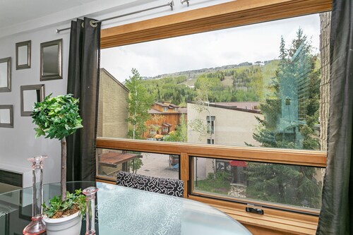 Lionshead Village Condo, Perfect Location 100 Yards from Slopes, Hot Tub!
