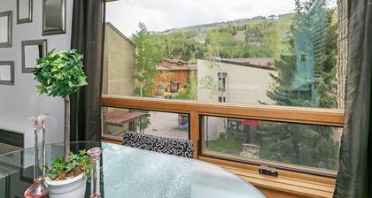 Lionshead Village Condo, Perfect Location 100 Yards from Slopes, Hot Tub!