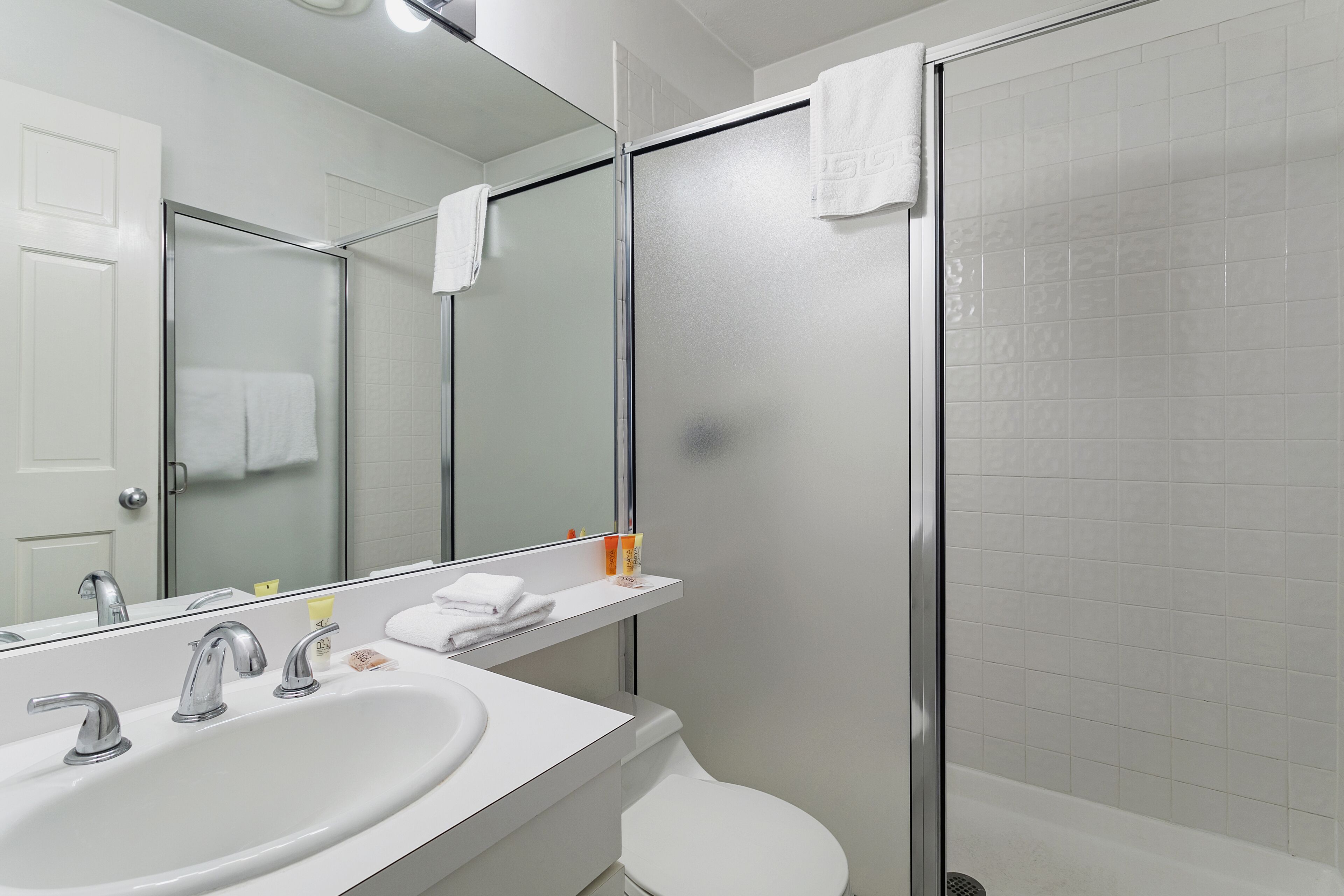 Combined shower/tub, hair dryer, towels, shampoo