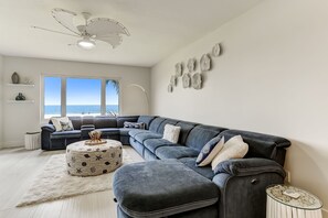 Smart TV y chimenea 