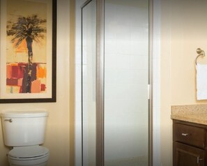 Vasca, vasca idromassaggio, asciugamani, carta igienica