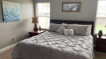 3 slaapkamers, een strijkplank/strijkijzer, gratis wifi, beddengoed