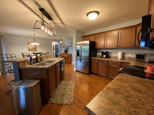 ثلاجة، ميكروويف، فرن، موقد طهي مسطح