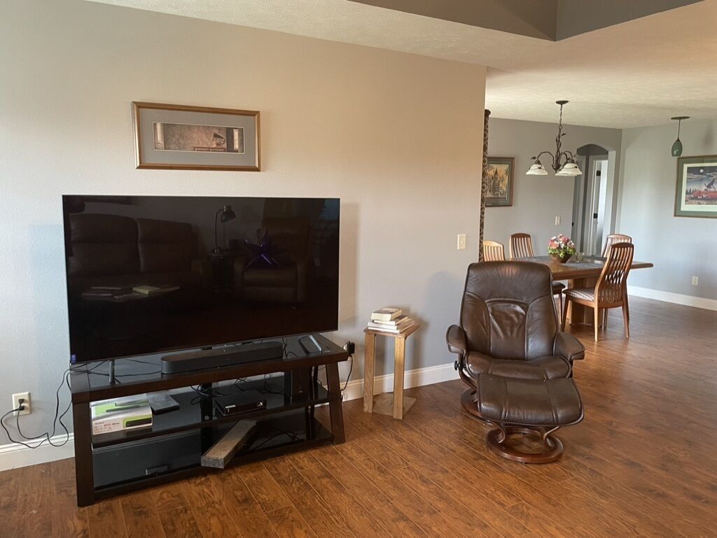 Älytelevisio, takka, kirjoja