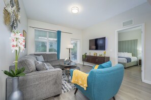 3 habitaciones, tabla de planchar con plancha y cuna de viaje 
