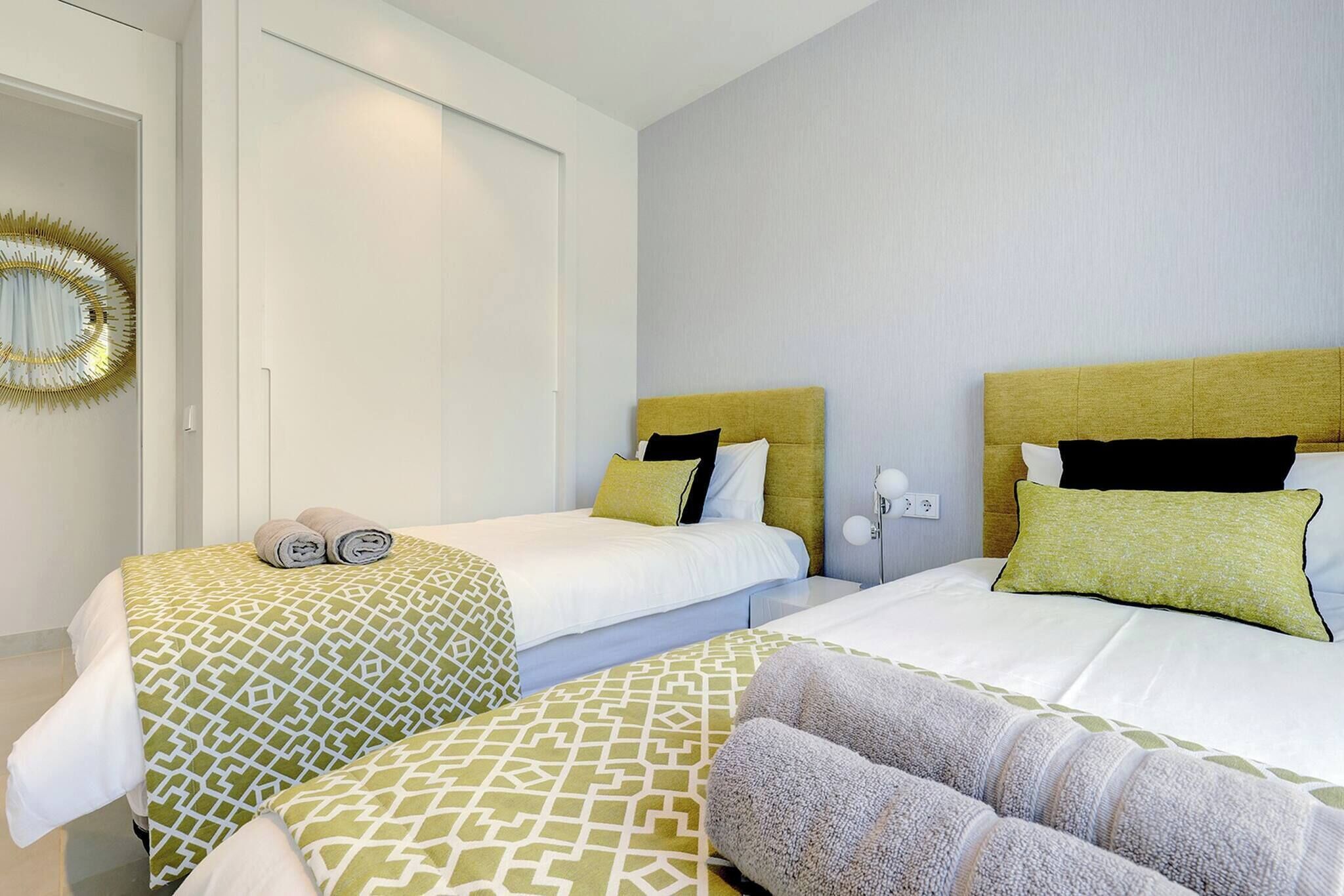 3 makuuhuonetta, tallelokero huoneessa, silitysrauta/-lauta