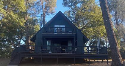 3 minutes to lake and close to Yosemite cabin in the mountains.