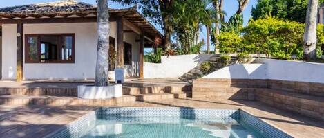 Alberca al aire libre y alberca climatizada