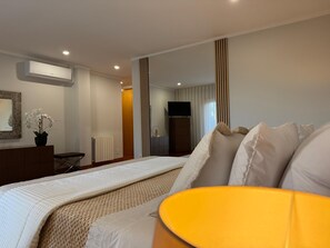 5 habitaciones, tabla de planchar con plancha, wifi y ropa de cama