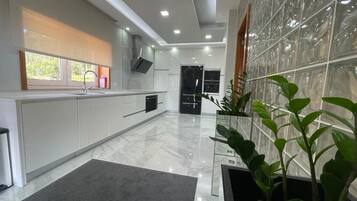 Frigorifero, microonde, forno, piano cottura