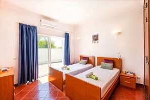 4 bedrooms, in-room safe, iron/ironing board, free WiFi - Peaceful Villa w/ Heatable Pool and BBQ (Albufeira)