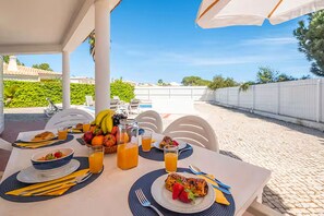 Outdoor dining - Peaceful Villa w/ Heatable Pool and BBQ (Albufeira)