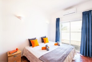 4 chambres, coffres-forts dans les chambres, fer et planche Ă repasser