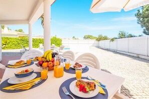 Outdoor dining - Peaceful Villa w/ Heatable Pool and BBQ (Albufeira)