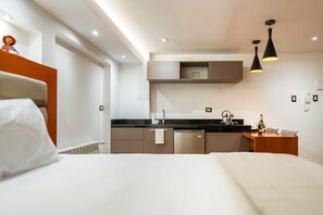 1 bedroom, desk, WiFi, bed sheets