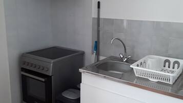 Kühlschrank, Mikrowelle, Ofen, Wasserkocher mit Kaffee-/Teezubehör