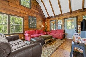 TV, DVD player - WiFi - Pet Friendly - Secluded | Knotty By Nature (Campton)