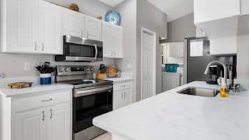 Rumah, 3 kamar tidur, teras, pemandangan laut | Dapur pribadi | Microwave, oven, mesin pencuci piring, dan mesin pembuat kopi/teh