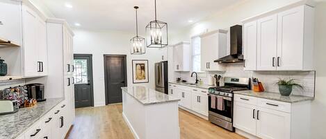 冰箱、微波炉、烤箱、炉灶