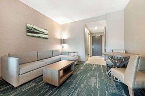 Desk, blackout curtains, iron/ironing board, free WiFi - Best Western Plus Grand Rapids MN (Grand Rapids)