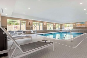 Hồ bơi trong nhà, mở cửa từ 7:00 đến 23:00, ghế dài tắm nắng 