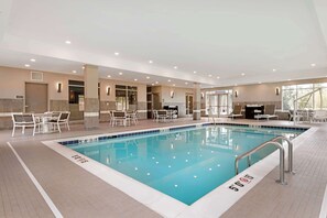 Piscina coperta, con ingresso dalle 07:00 alle 23:00, lettini
