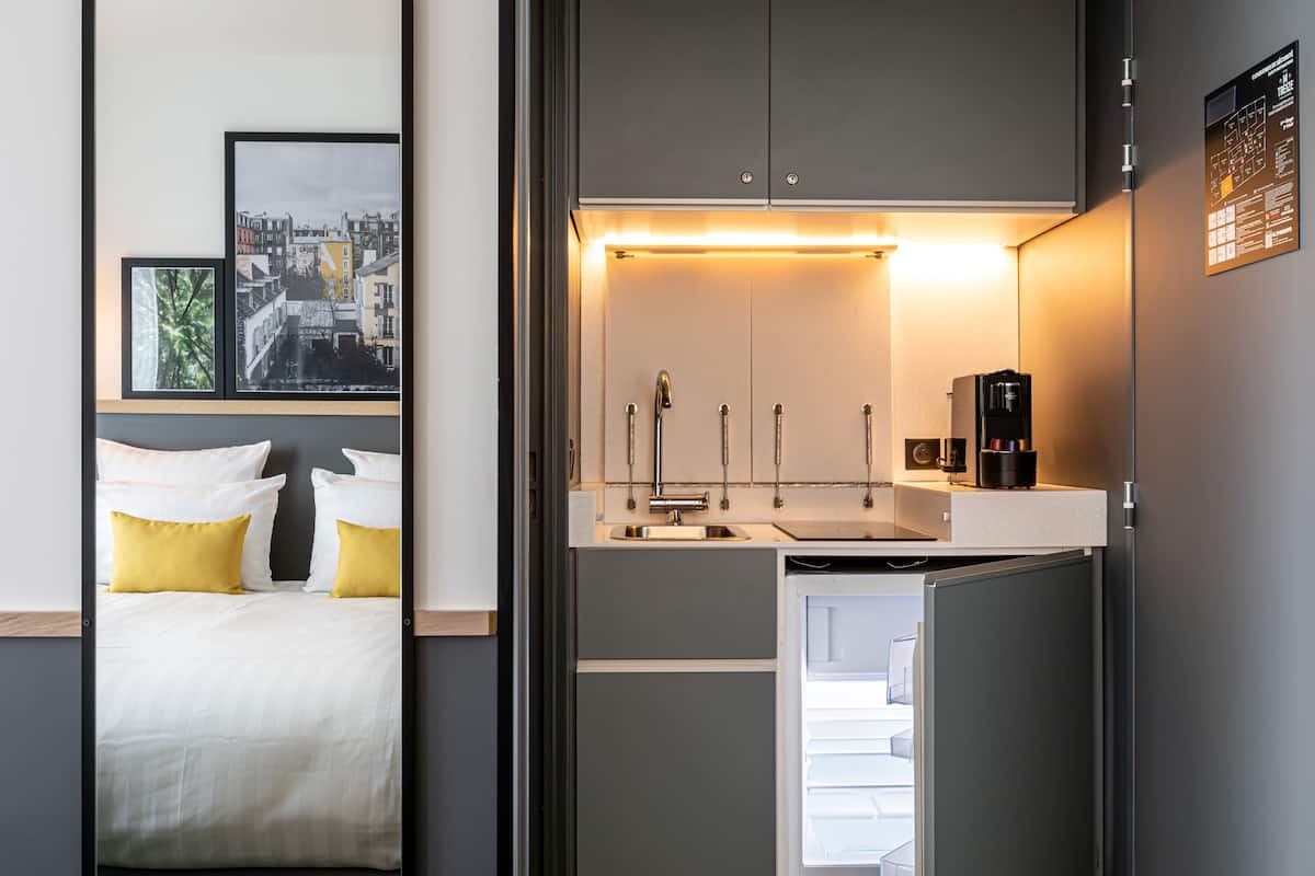 standard room, 1 queen bed, non smoking | premium bedding, in-room safe, desk, laptop workspace